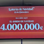 Pantalla oficial anunciando que el Gordo de la Lotería de Navidad ha caído en La Bañeza con un premio de 4.000.000 de euros