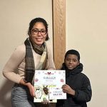 Entrega del premio del Concurso de Postales Navideñas 2025 a un alumno del CEIP San José de Calasanz