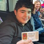 Ganador muestra un décimo del número 79432, premiado con el Gordo de la Lotería de Navidad 2025 en La Bañeza