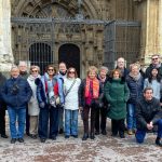 La Coral del Milenario de San Salvador y otras corales participantes durante el XIX Encuentro de Navidad en una iglesia de Lugones, Asturias
