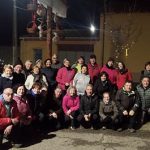Grupo de Caminantes durante una ruta por la Valduerna, con parada en la Torre de Fresno