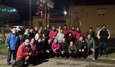 Grupo de Caminantes durante una ruta por la Valduerna, con parada en la Torre de Fresno