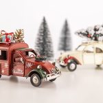 Vehículos decorados con motivos navideños haciendo alusión a la concentración de coches con motivos navideños en La Bañeza