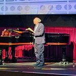 Antonio Colinas durante la presentación de la edición especial de Sepulcro en Tarquinia en el Teatro Municipal de La Bañeza