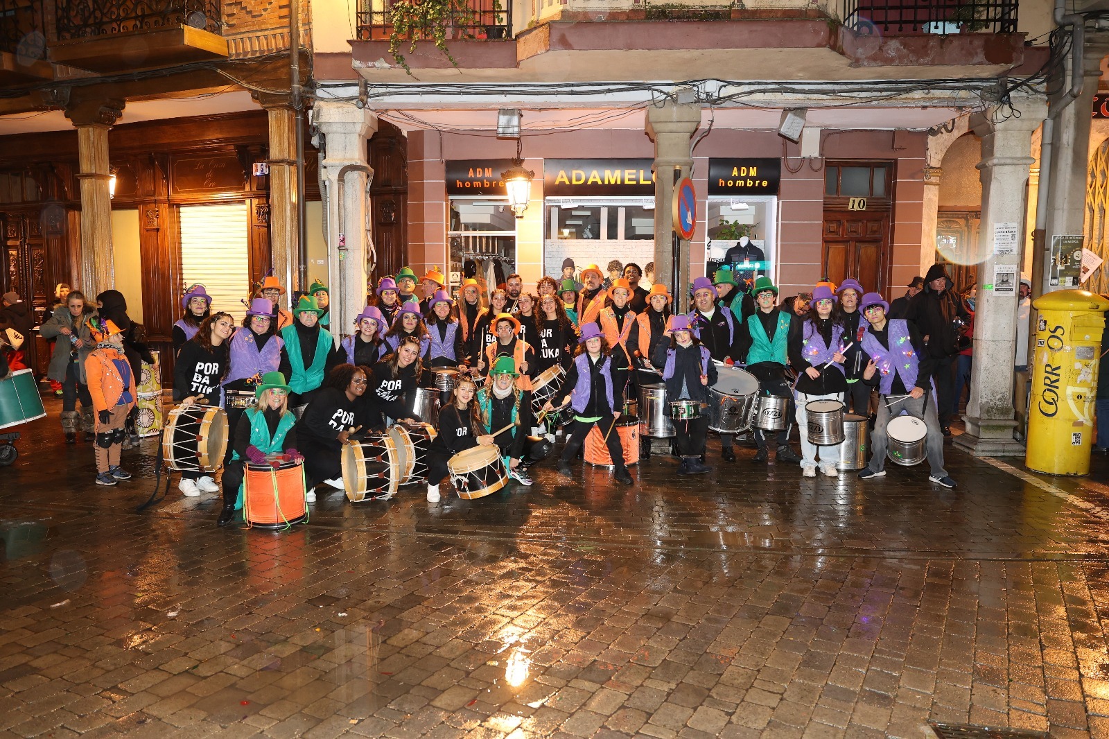 IV Bañetukada Friends en La Bañeza durante un desfile de batukadas en el Carnaval