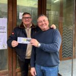 Entrega de la cesta de Navidad de la Peña Real Madrid de La Bañeza al ganador