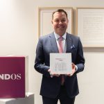 Director general de FUNDOS con el Balance Social Anual 2025