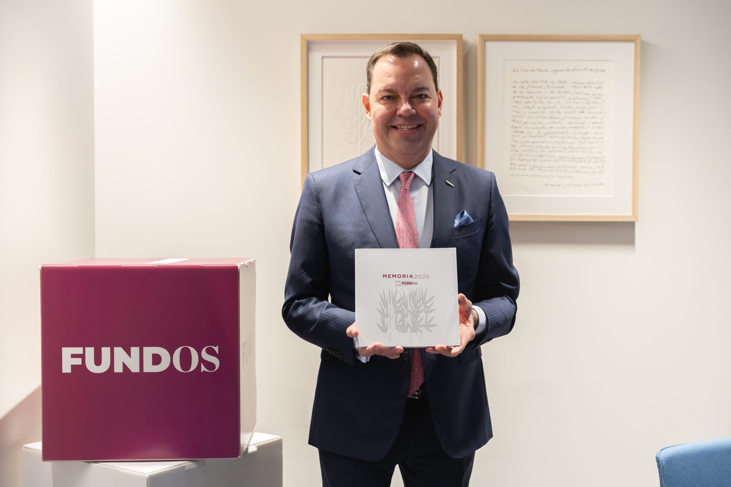 Director general de FUNDOS con el Balance Social Anual 2025