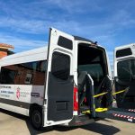 Vehículo de transporte adaptado de AFA La Bañeza utilizado para usuarios del centro de día