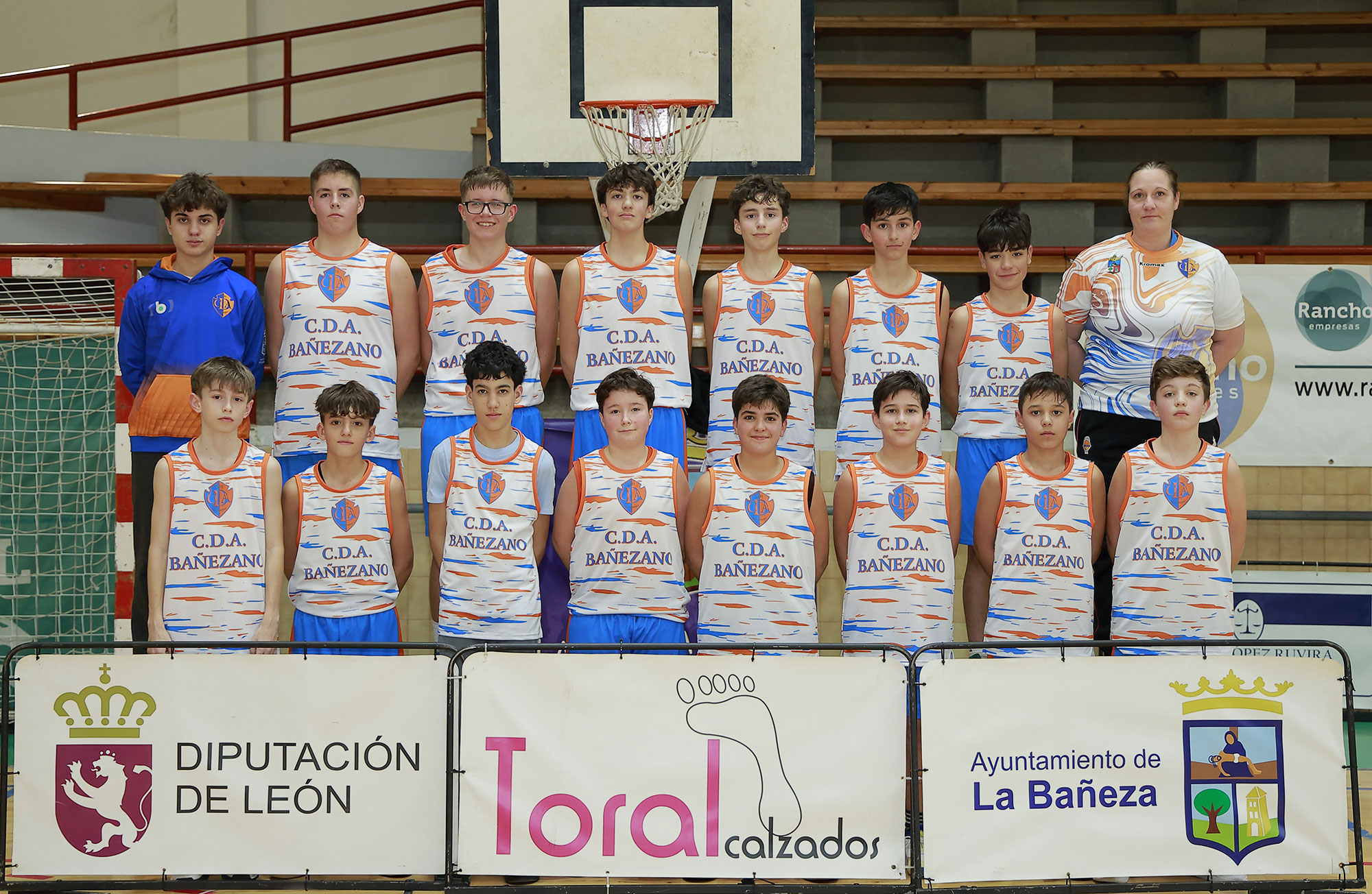 Partido de baloncesto base en La Bañeza