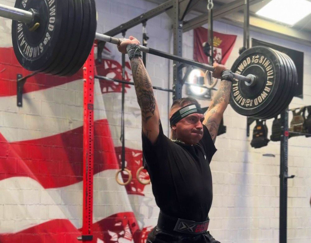David Lugo en su gimnasio Cross Training La Bañeza 41 durante una sesión de entrenamiento.