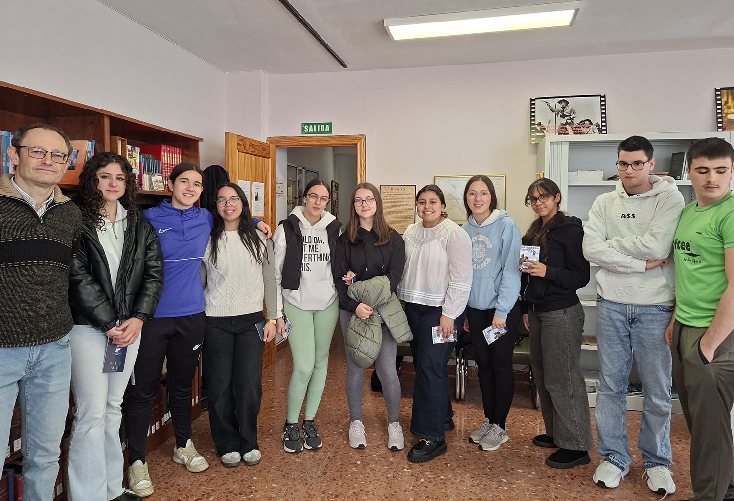 Alumnos del IES Ornia visitando el Archivo Histórico de La Bañeza