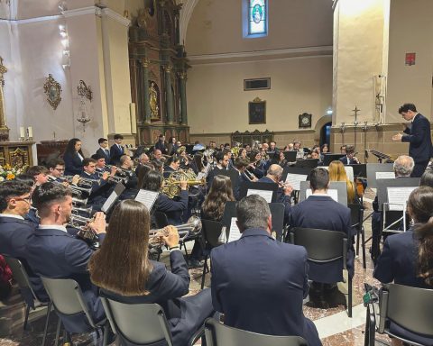 Música Semana Santa La Bañeza con bandas procesionales en desfile
