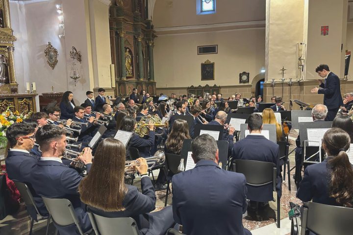 Música Semana Santa La Bañeza con bandas procesionales en desfile