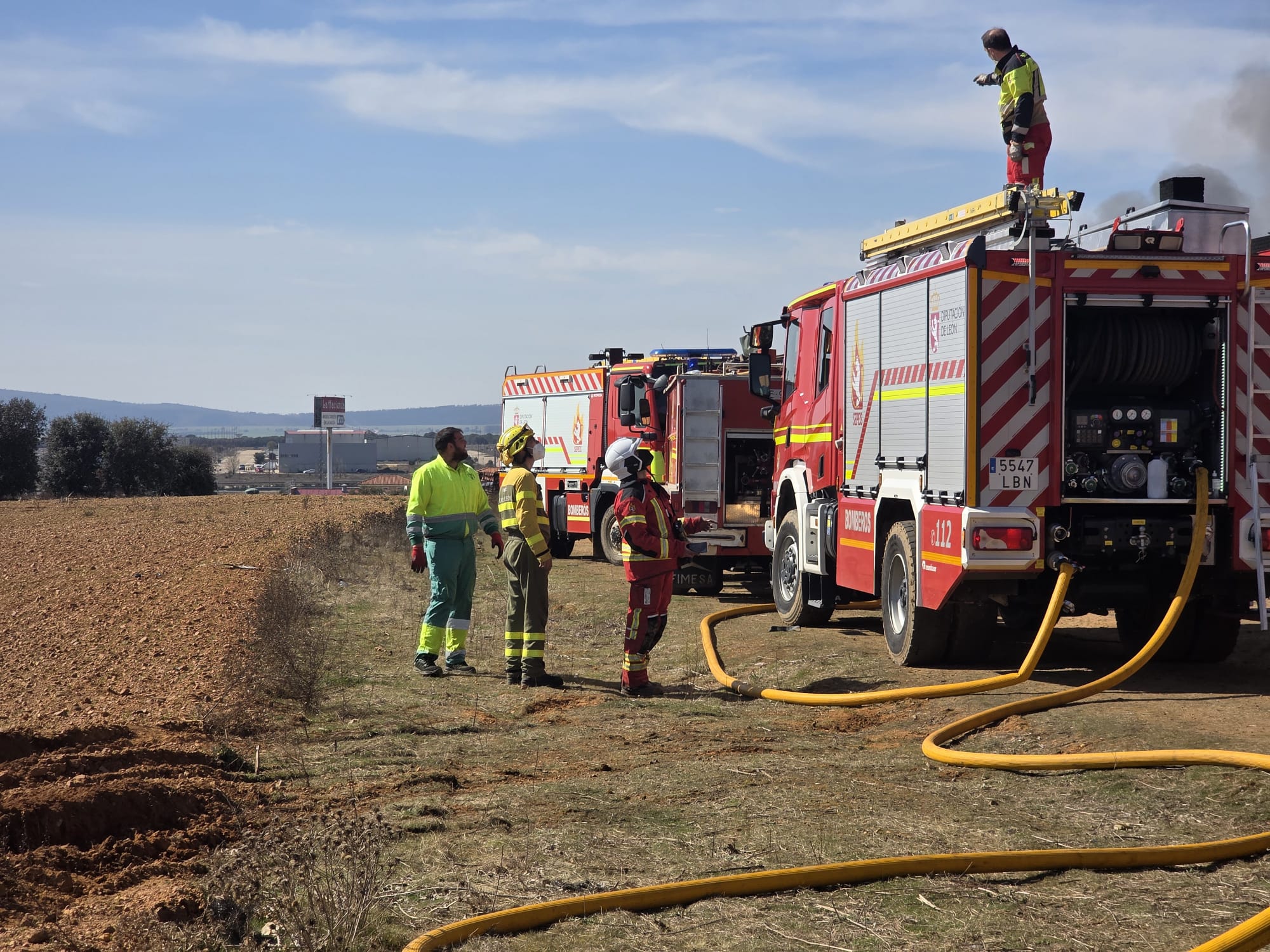 Incendio nave La Bañeza investigación con presencia de bomberos en la zona