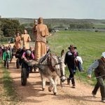 Monteurbistas durante la romería del Vía Lucis