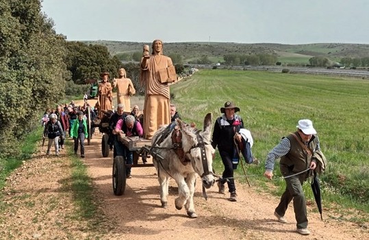 Monteurbistas durante la romería del Vía Lucis