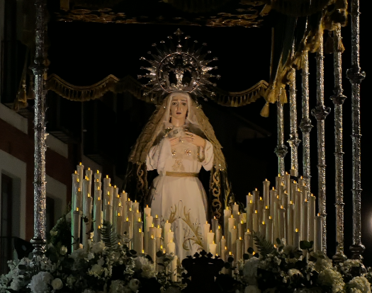 Virgen de la Amargura en la Procesión del Silencio en la plaza Mayor de La Bañeza