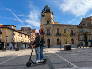 Patinetes eléctricos en La Bañeza, cuyo uso Ciudadanos propone regular mediante una ordenanza municipal.